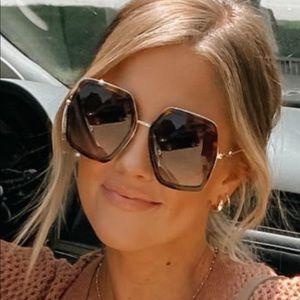 ✨Like new Gucci brown/gold sunglassess✨